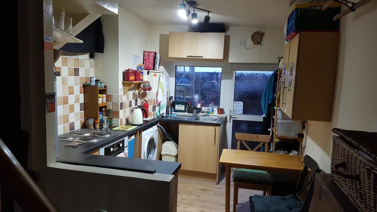 'Yellow Wood Micro Hostel-Eco Urban Bothy Style Very Basic But Cosy Redecorating But Cheap & Friendly Quiet Time Lockout 11Pm-7Am Bring Towel Or Hire Брекон Экстерьер фото